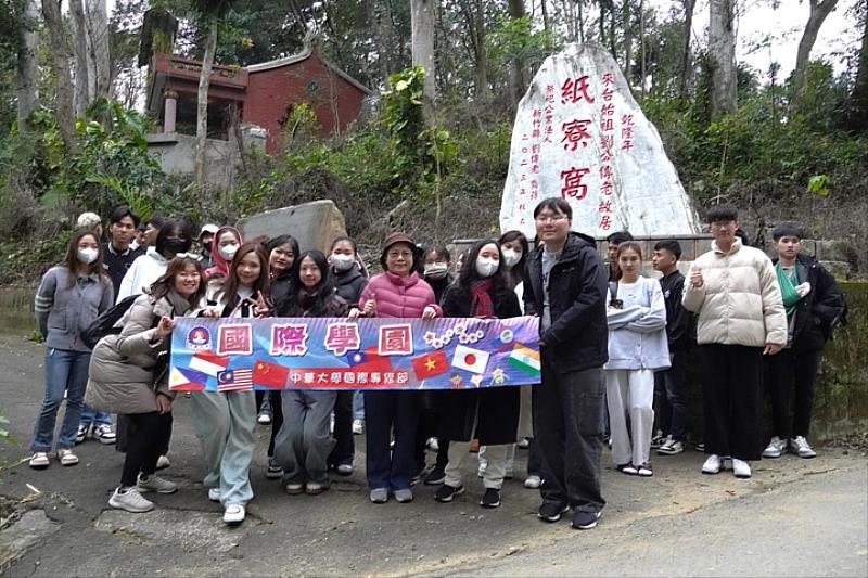 圖／同學們到曾以竹造紙走過百年風華歲月的芎林鄉「紙寮窩造紙工坊」，體驗台灣傳統手藝。