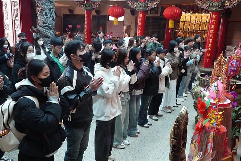 圖／越籍生們到當地文林閣參拜，祈求文昌君能保佑自己考試順利通過。