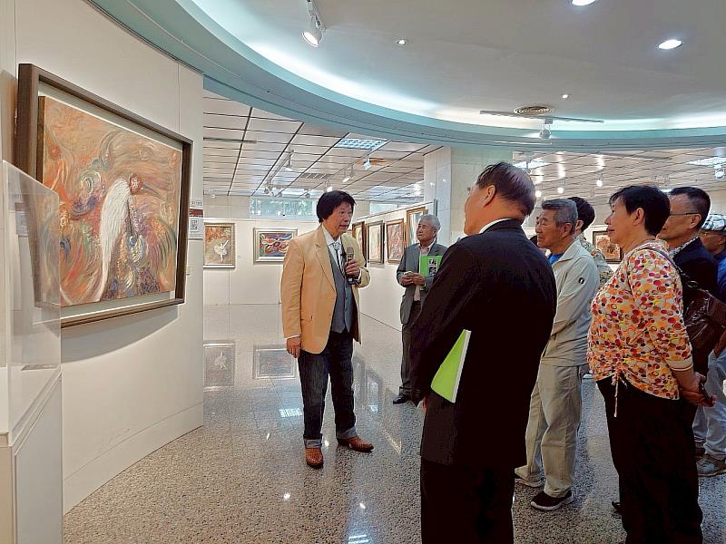 施哲三為觀展貴賓介紹作品