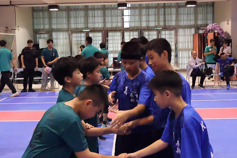 比賽結束後選手彼此握手致意