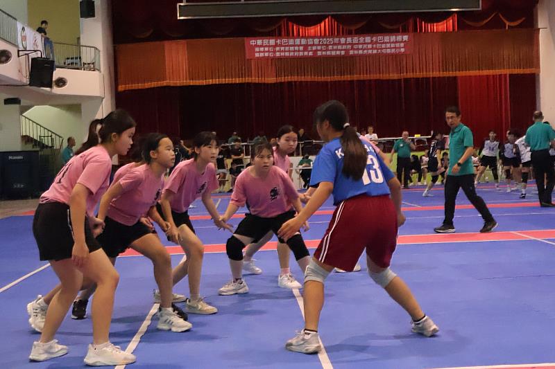 北埔國小卡巴迪女子隊迎戰對手，全員嚴陣以待