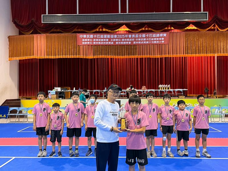 北埔國小卡巴迪男子A隊接受頒獎，展現自信風采