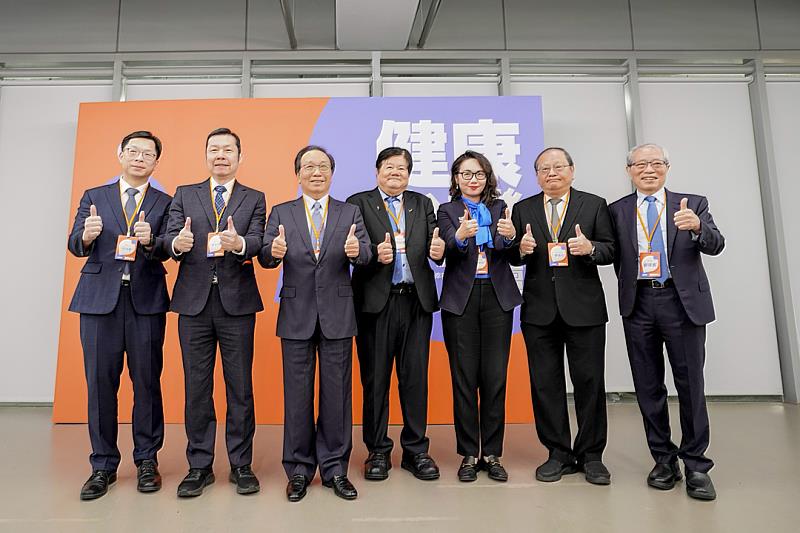 洪明奇校長、鄭隆賓執行長、陳志鴻召集人、醫策會蔡森田副董事長、陳亮妤副署長、林宏榮院長與張詩聖主任在會場合影。