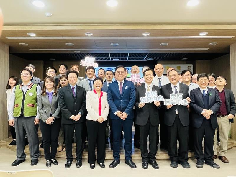 崑山科大加入「環境部淨零綠領人才培育聯盟」,崑大工程學院院長江智偉(2排左3淺藍色西裝者)出席記者會(取自環境部官網)