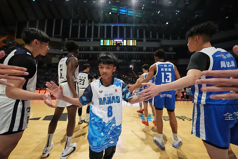 富邦人壽UBA替南澳國小籃球隊圓夢,於男一級冠軍賽前與兩隊選手擊掌互動。