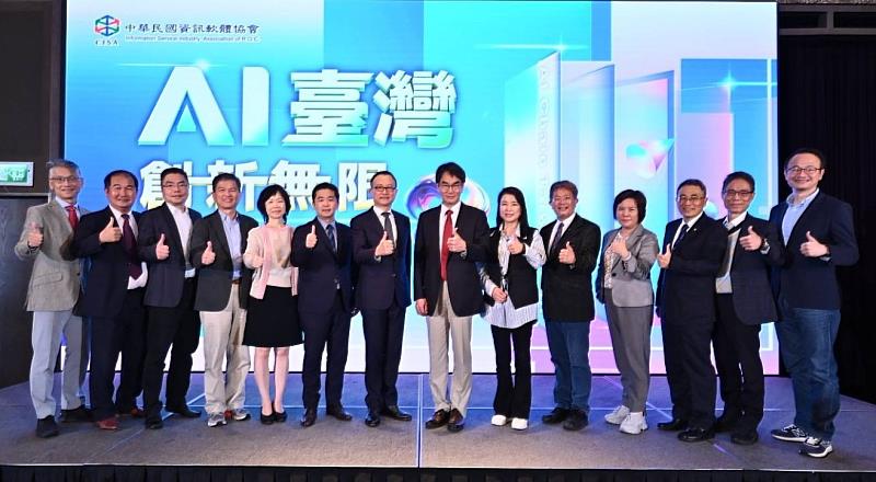 中華軟協沈柏延理事長及中華軟協理監事、詹麗淑秘書長與專題講者合照。