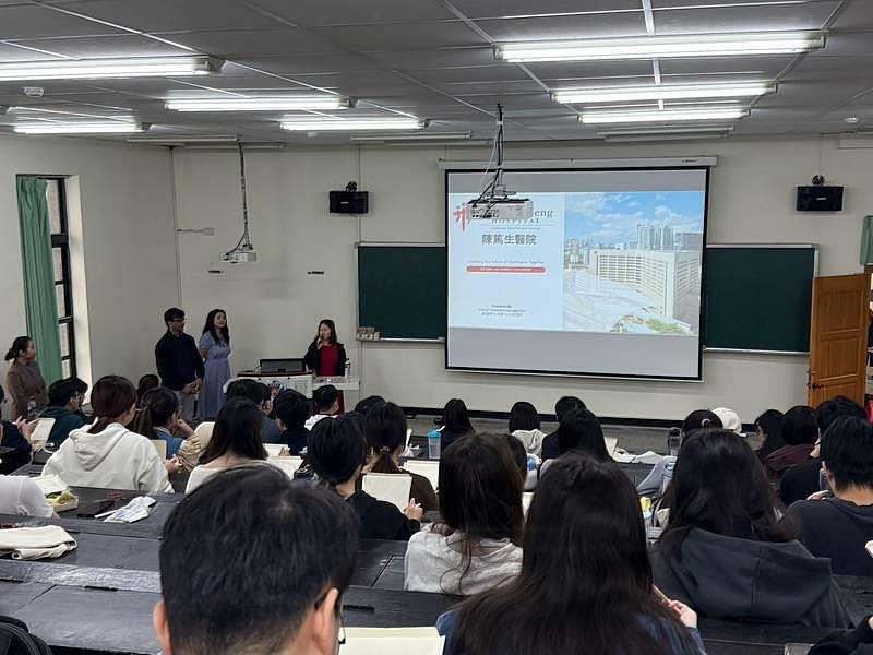 新加坡陳篤生醫院組團至高醫大訪問，除介紹新加坡就業環境外並提供就業機會給高醫大即將畢業的學生