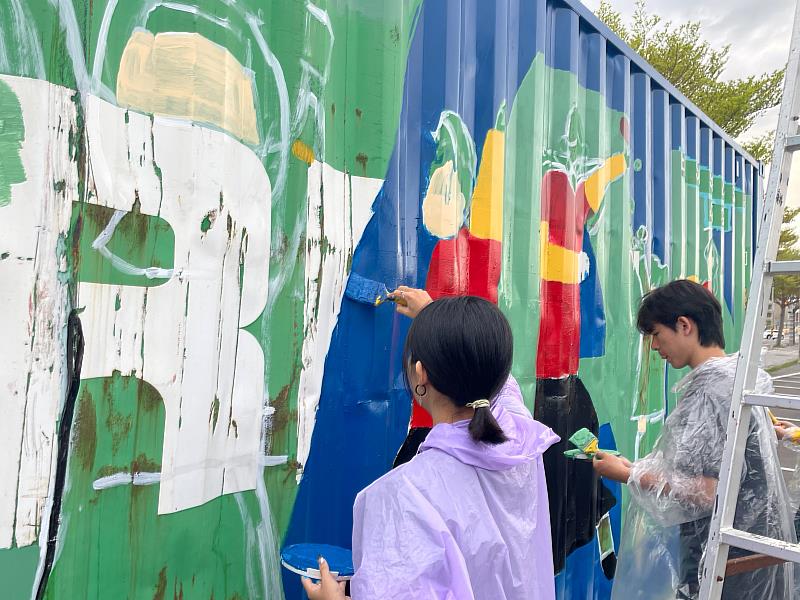 視傳系師生團隊為貨櫃進行彩繪與視覺設計
