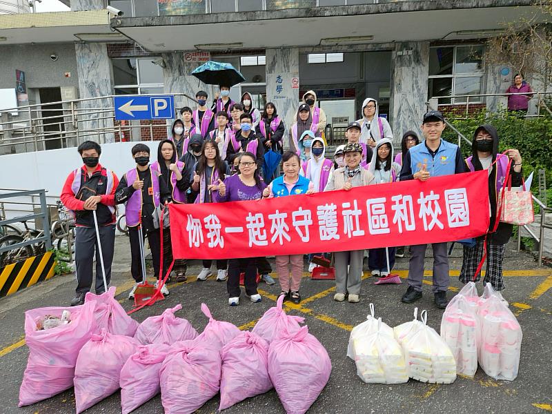 壽豐鄉曾淑懿鄉長、壽豐鄉清潔隊長徐浩嚴、社區發展協會理事長蕭淑鈴與同學大合照。