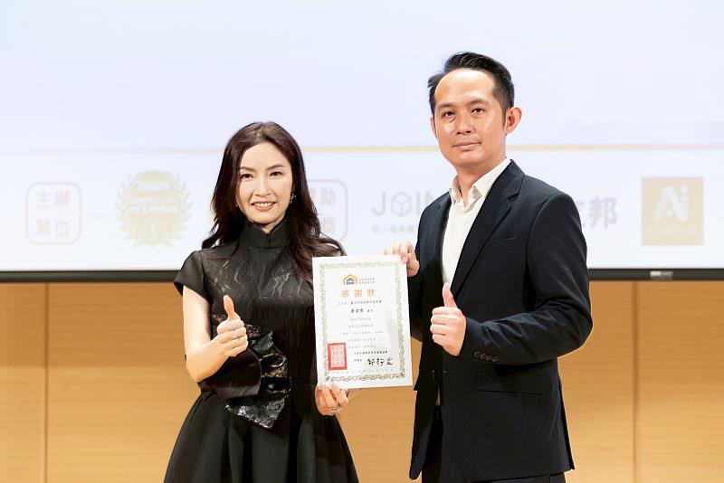 中華民國都市危老重建協會第五屆理事長交接儀式現場，前任理事長鄒靜雯（左）頒發感謝狀予台北市都市更新處處長詹育齊。