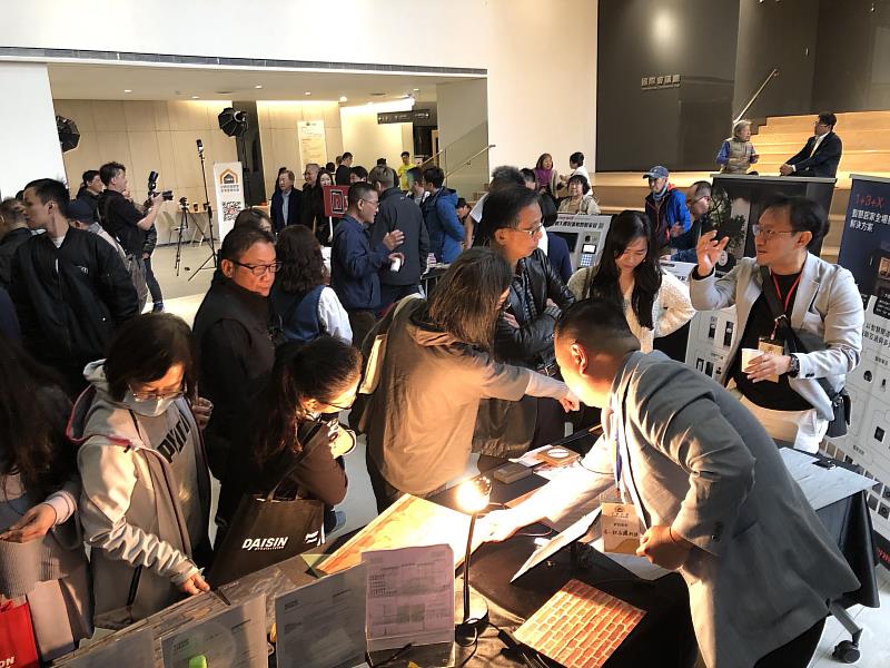 Join It 在一起永續科技展示多款可循環彩繪光電應用建材，包含各式磚紋、木紋、大理石紋等設計，吸引大量建築師、建設、營造公司、社區代表駐足詢問，展現市場對兼具創能與美學的建材高度期待。