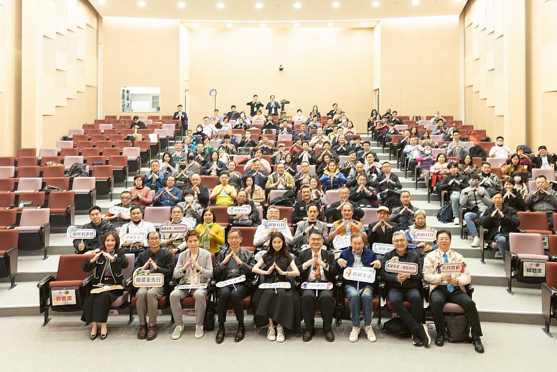2025 TURA都更與建築永續論壇圓滿成功,全體講者、主辦與與會者於論壇合影留念。