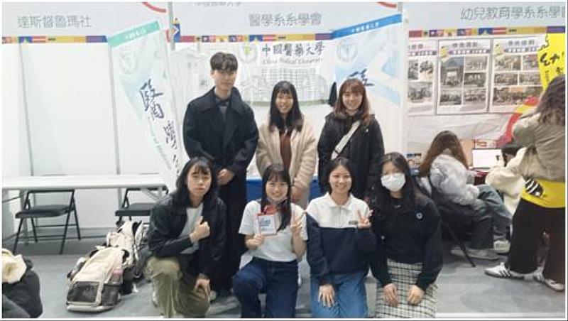 本校風浪藥學服務社成果展示由破浪離島服務分隊隊長蕭筱甄(右二)、副隊長張士成(左二)、財器長袁郁捷(左一)、執服長廖御安(右一)與會場嘉賓進行解說。