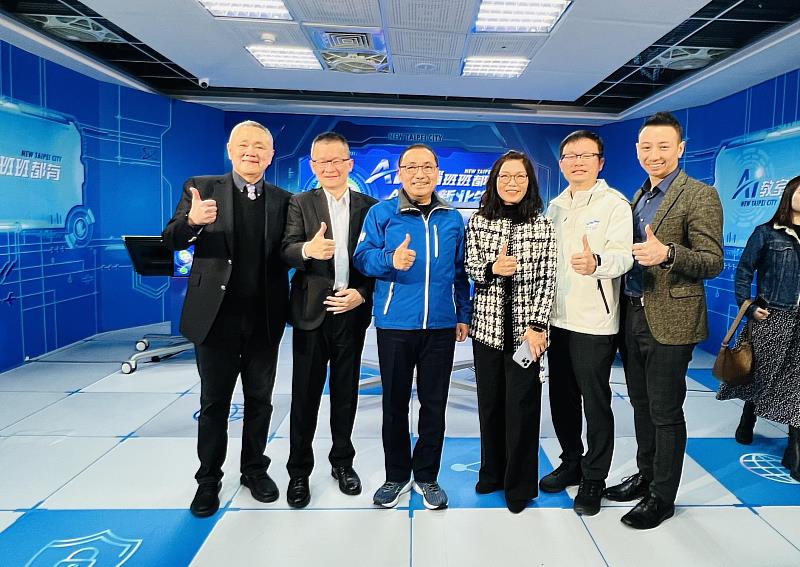 中嘉集團獲得新北市政府教育局肯定,攜手打造智慧學習零距離。圖為新北市長侯友宜、中嘉集團總經理陳佐銘(左2)及與會貴賓。