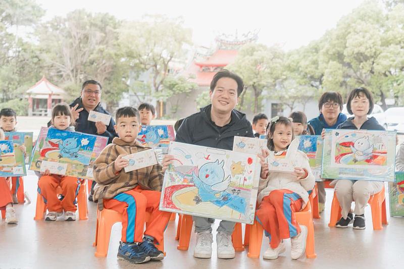 邱臣遠代理市長與水源國小學童使用新竹市兒童節禮物「16色皮卡粉蠟筆」畫畫