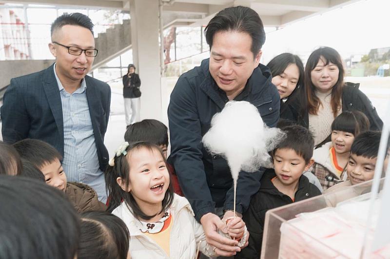 邱臣遠代理市長與水源國小學童現場製作傳統點心—棉花糖
