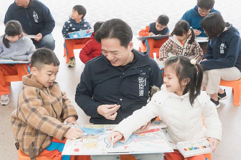 邱臣遠代理市長與水源國小學童使用新竹市兒童節禮物「16色皮卡粉蠟筆」畫畫