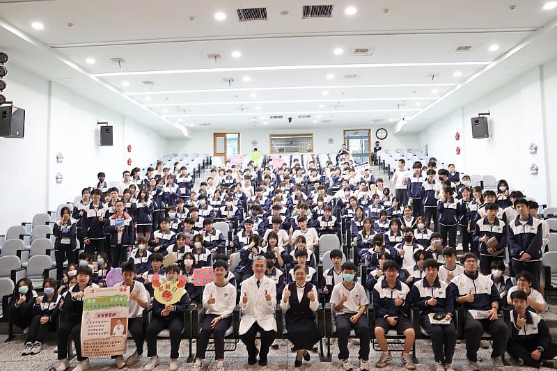 3月28日下午，花蓮慈濟醫院腎臟內科團隊，在內科部副主任王智賢醫師的帶領下，來到慈濟大學附屬高級中學分享「健康BUFF怎麼加？讓你未來不當慢性病患者！」。