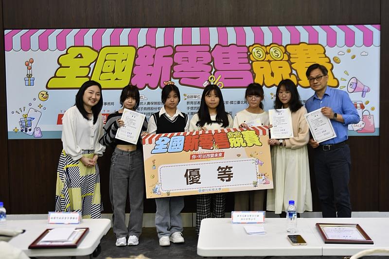 康思迅黃執行長頒發優等獎