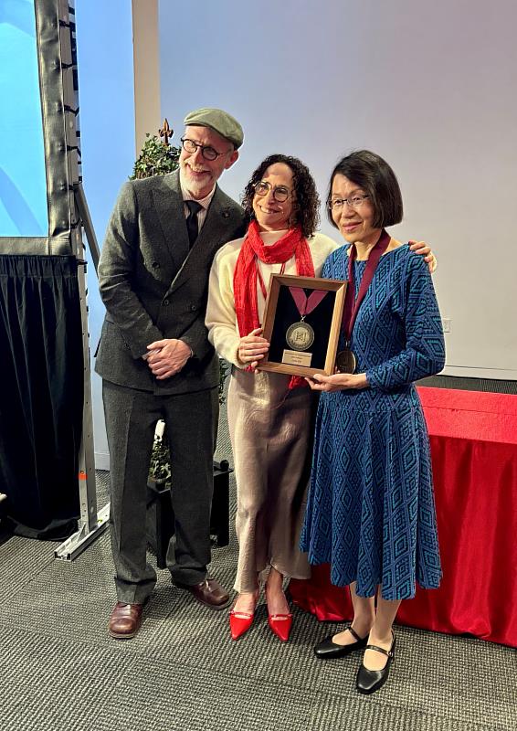 （右起）詩人零雨、紐曼家族Jo-Ellen_Newman_Shomer女士、紐曼文學獎主辦人石江山（Jonathan_Stalling）於頒贈紐曼華語文學獎合影。（休士頓辦事處臺灣書院提供）
