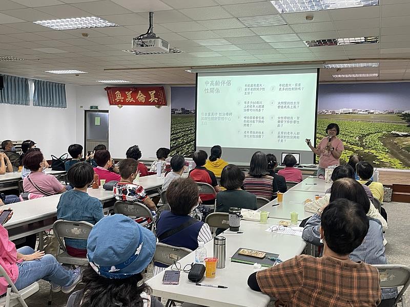 老師提供了中高齡者伴侶性關係供民眾討論與思考