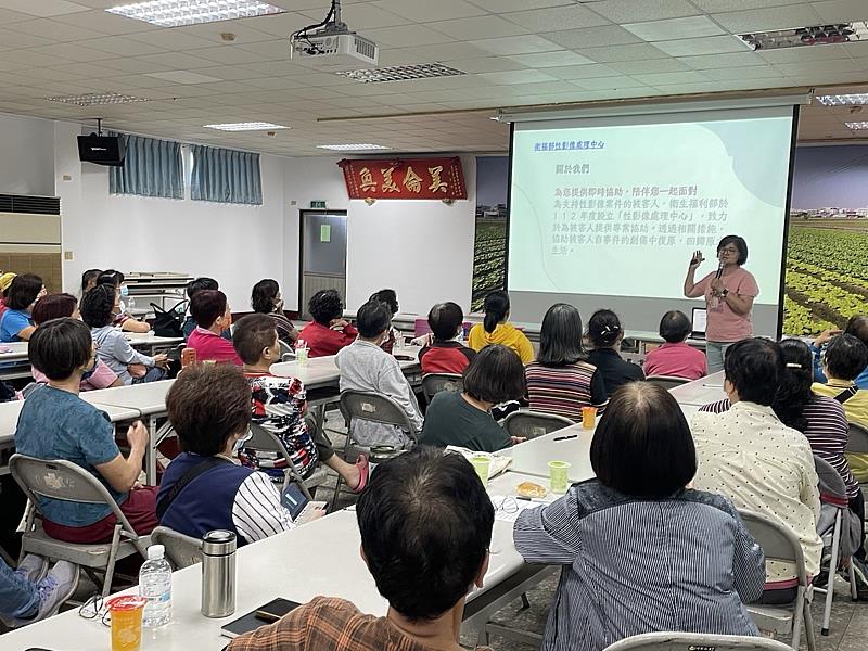 老師提供了衛福部性影像處理中心的訊息讓現場民眾瞭解