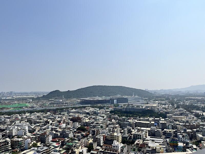 台積電位於高雄楠梓的首座2奈米廠已在去年完工,3月31日舉行高雄廠區的「擴產暨上樑典禮」,其他廠區也陸續興建中。