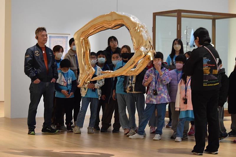 貢寮國小的孩子們走進富邦美術館，欣賞當代藝術家路易絲·布爾喬亞的特展。