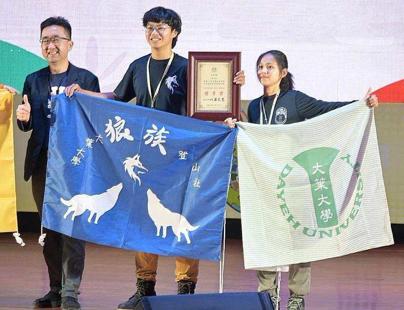 大葉大學消防學程大四生蘇玟銜(中)領導的登山社在社團評鑑獲優等