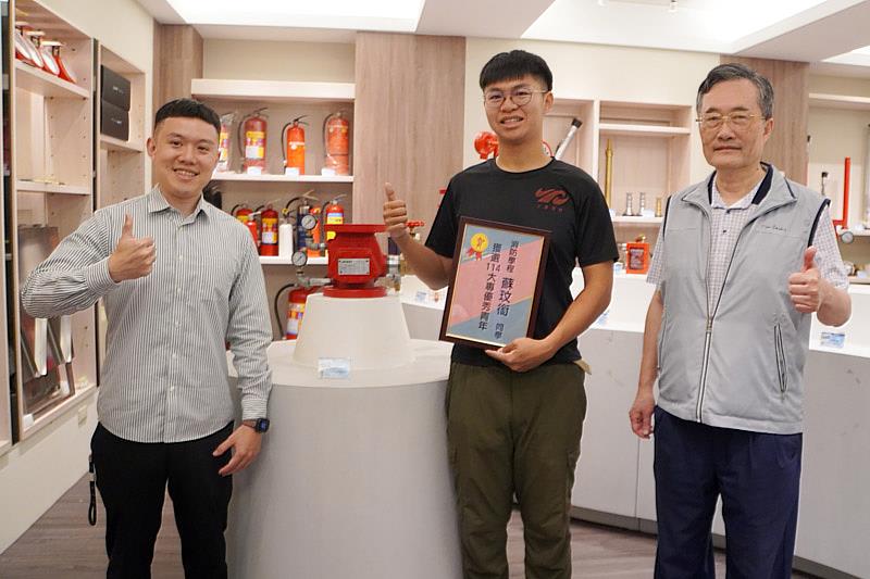 大葉大學工學院李清華院長(右)與王麒維老師(左)很肯定蘇玟銜同學(中)的表現