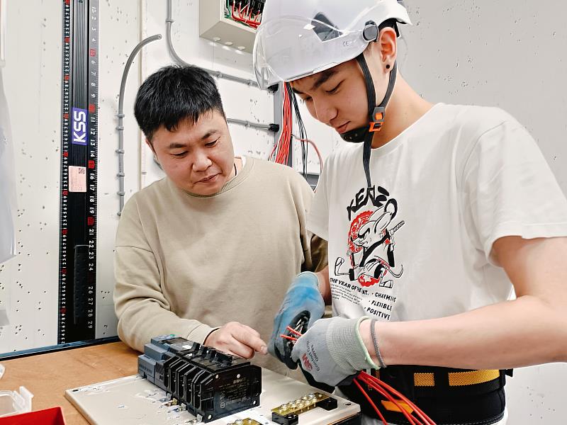 北分署所培訓的「電氣裝配」選手黃冠頤,奪得全國技能賽分區賽青年組銀牌