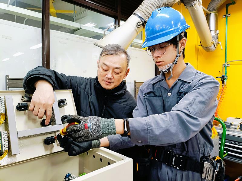 北分署與南港高工共同培訓選手何宇恩(右)，獲得「冷凍空調」職類青年組金牌