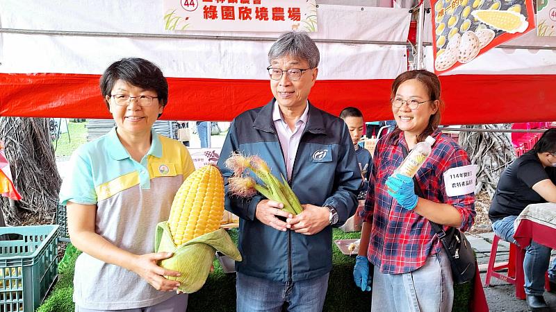 在學青年農民代表農會現場展售多項特色農產品,展現農業公費班學員結合知識與實務經驗的成果。