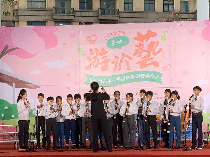 建功國小直笛隊演出。