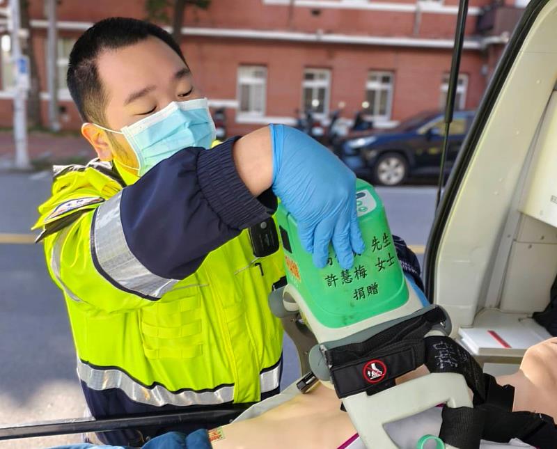 出勤的消防同仁平日落實救護訓練、熟悉各項急救器材,現場以最快速度搶救生命。
