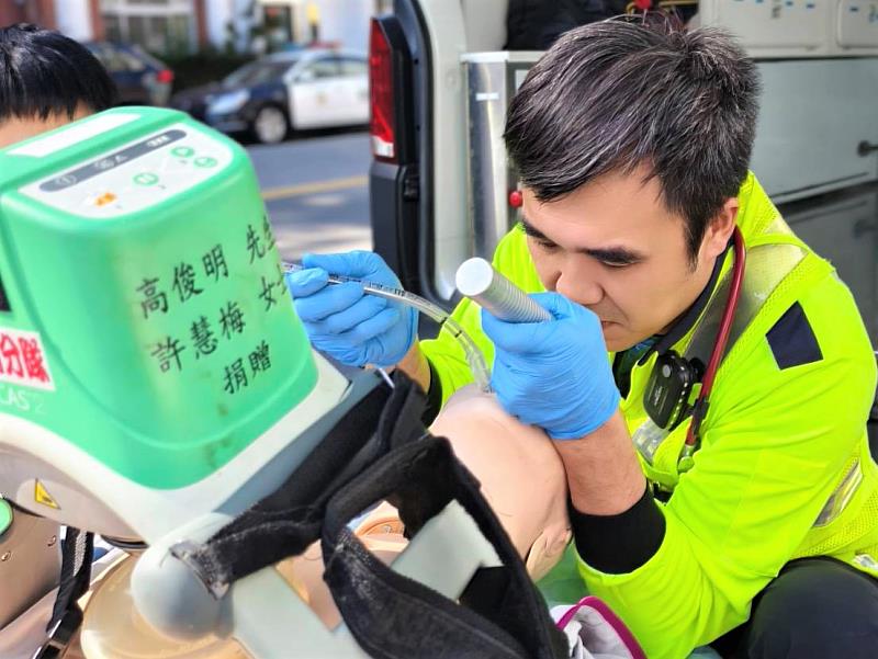 出勤的消防同仁平日落實救護訓練、熟悉各項急救器材,現場以最快速度搶救生命。