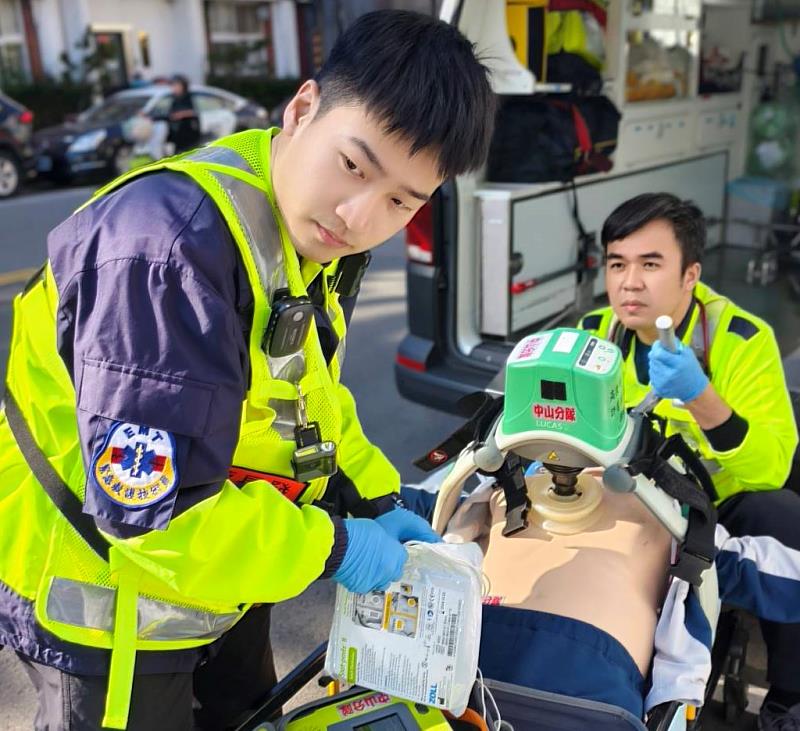出勤的消防同仁平日落實救護訓練、熟悉各項急救器材,現場以最快速度搶救生命。