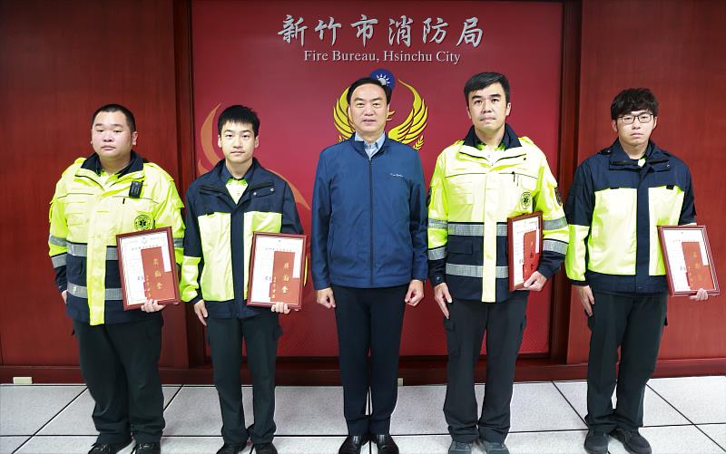 消防局長李世恭(中)頒發獎狀及獎勵金予出勤的消防員(右起)蔡孟樵、蔡長發、吳忠錡及李柏霆,感謝同仁成功挽回患者的寶貴生命。