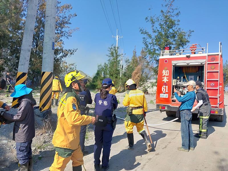 臺東分署同仁配合警消進行滅火工作