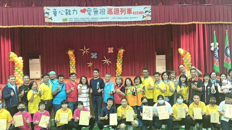 6所學生代表致送感謝小卡予各單位