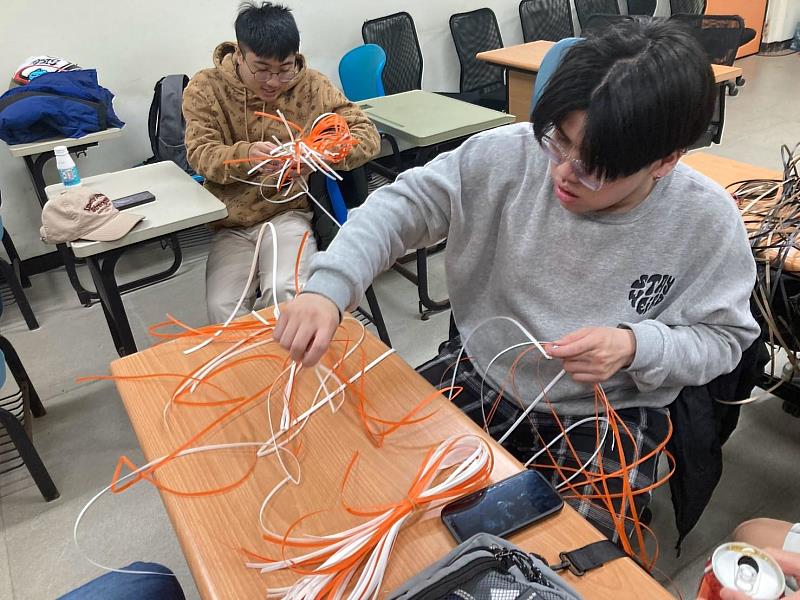 同學們認真編織著魚簍，體驗傳統工藝的手作之美。