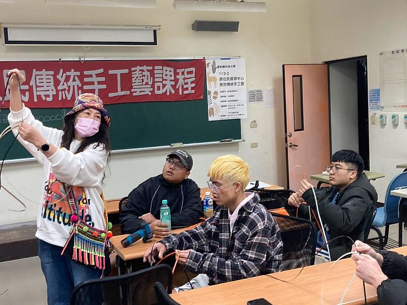 潘美蘭老師講解編織魚簍的注意事項，並實際操作給同學們看。