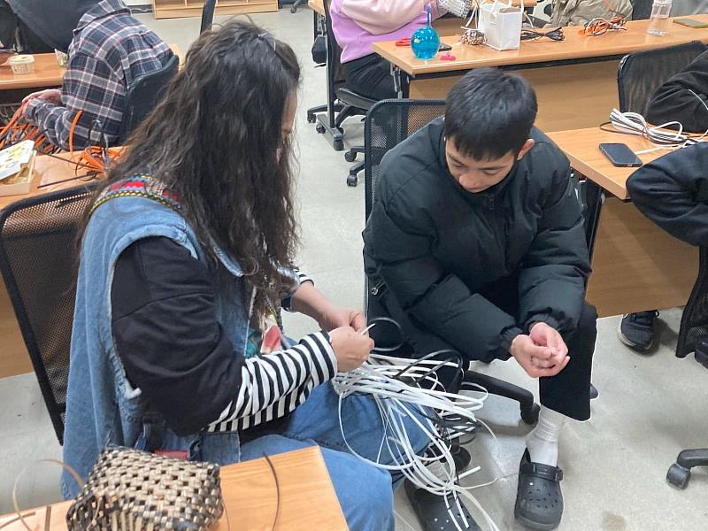 潘美蘭老師教導遇到困難的同學編織錯誤的地方並說明如何修正。