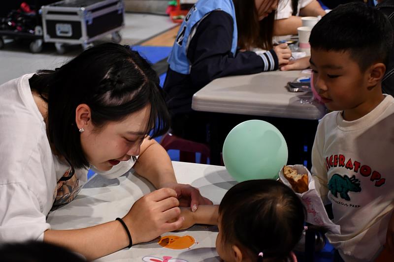南大幼教系同學設計多個結合戲劇內容與幼教理念的體驗攤位