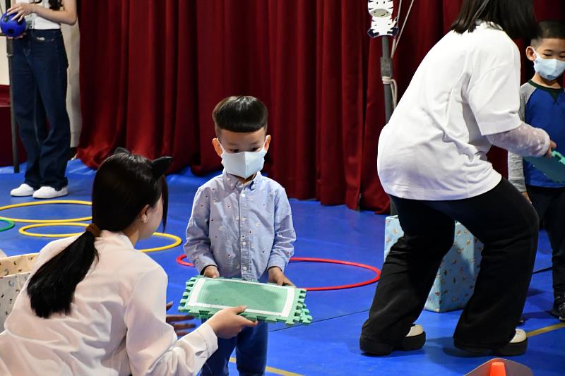 南大幼教系成果展「動物運動會」設計多項親子闖關遊戲,提升幼兒身體協調與平衡感