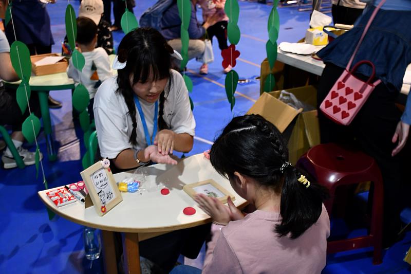 南大幼教系成果展「快樂森林村」攤位提供各式創作素材,鼓勵幼兒動手製作相框