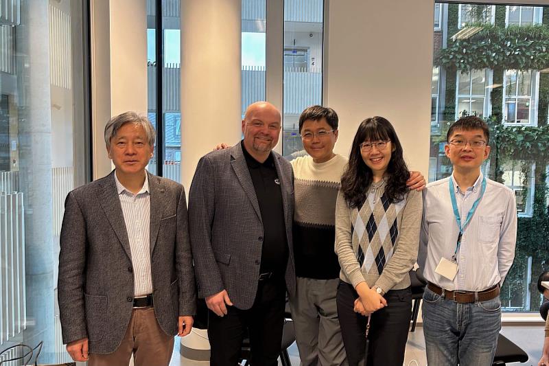 臺南大學李健興教授與IEEE CIS總裁Yaochu Jin (左1)與教育副總裁Qin Kai (右1)及IEEE CIS執行董事 Tom Compton(左2)