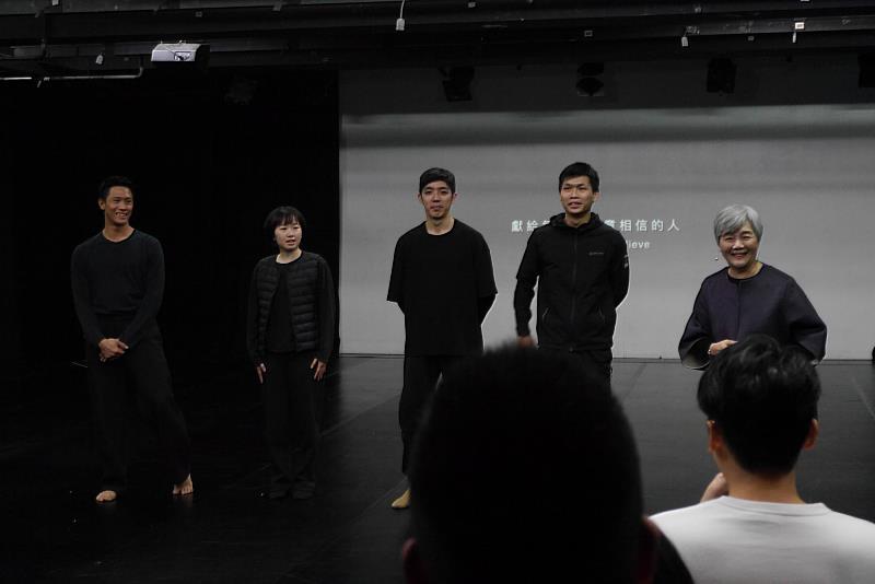 舞團安排由四位專業舞者為南大師生呈現的即興演出《春夏秋冬》