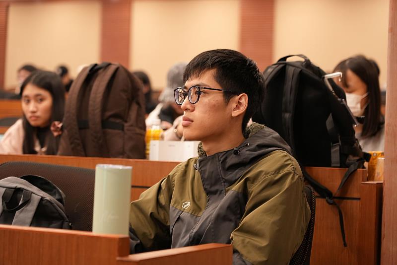 世新企管系「AI與數位轉型」課程結合理論與實務，聚焦生成式AI與數據應用。（世新大學提供）