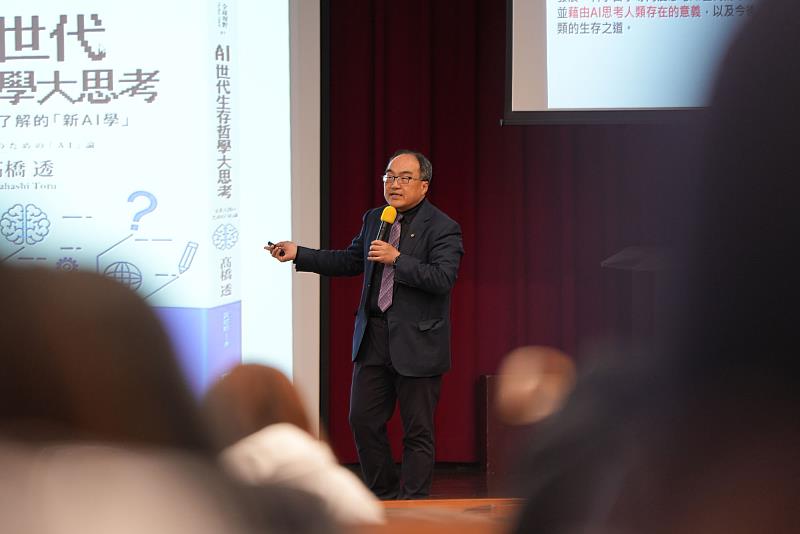全國工業總會秘書長呂正華為世新企管系學生解析生成式AI應用與未來潛力。（世新大學提供）